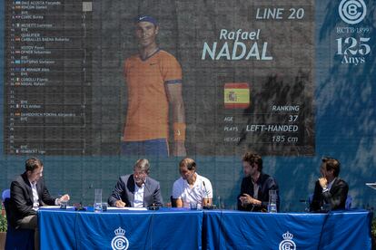 Nadal, de blanco, durante el sorteo de este sábado en el Real Club Tenis Barcelona (RCTB).