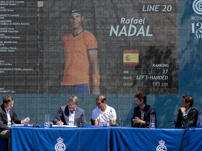 Nadal, de blanco, durante el sorteo de este sábado en el Real Club Tenis Barcelona (RCTB).