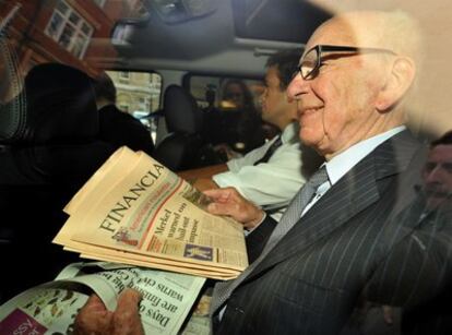 El magnate Rupert Murdoch abandona su casa londinense