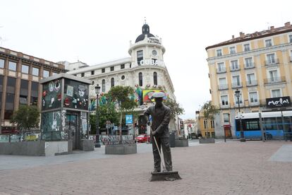 Estatua de un barrendero en la Plaza de Jacinto Benavente.