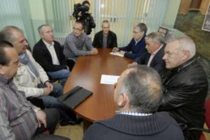 El coordinador federal de IU Cayo Lara (d), durante la reunion que han mantenido hoy en la sede de IU de Mieres con el secretario general de la Federación de Industria de CCOO de Asturias, Damián Manzano (4i), Manuel Orviz (3d) coordinador general de Izquierda Unida de Asturias, el alcalde de Mieres, Aníbal Vázquez (2d), y otros miembros de la federacion.