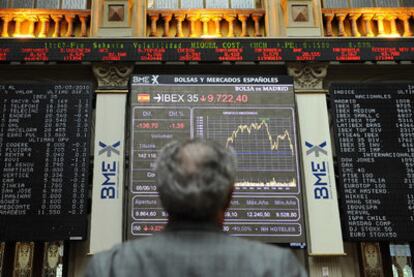 Un inversor observa con preocupación la evolución del índice Ibex 35 en el parqué de la Bolsa de Madrid.
