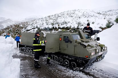 Los 120 efectivos de la Unidad Militar de Emergencias trasladados a Asturias para ayudar a paliar los efectos del temporal de nieve están centrando su actuación en los concejos de Ibias y Degaña, y más en concreto, en despejar de árboles, ramas y nieve la carretera, durante la jornada del 29 de octubre de 2018.