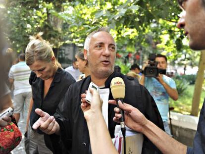 Catalin Dancu, abogado de uno de los seis rumanos acusados por el robo del Kunsthal, atiende a la prensa a la salida de la Corte en Bucarest.