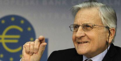 Jean-Claude Trichet responde a los periodistas durante la comparecencia de ayer en Fráncfort, tras el Consejo de Gobierno del BCE.