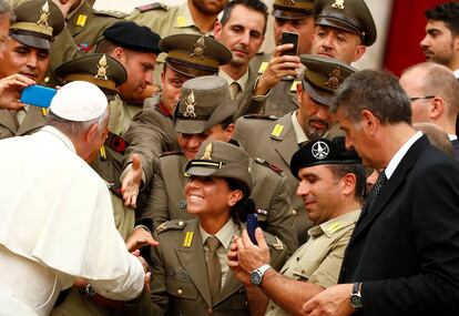 El papa Francisco saluda a soldados italianos durante una audiencia en la plaza de San Pedro del Vaticano.