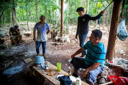 Santiago May (D), ejidatario y miembro de la asamblea del ejido Leona Vicario, en una reunión con trabajadores en Quintana Roo, el 11 de mayo de 2023.