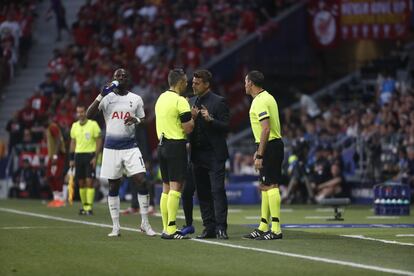 El entrenador del Tottenham, Mauricio Pochettino, discute con el árbitro.