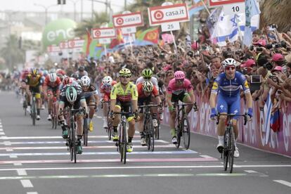 Viviani, a la derecha, se dispone a levantar los brazos como ganador en Tel Aviv.