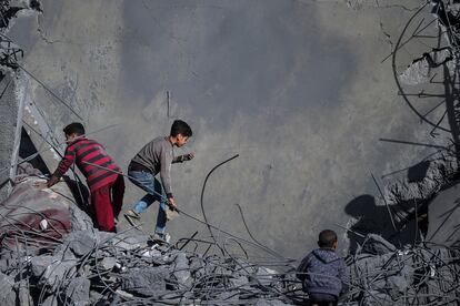 Palestinians youths inspect the destroyed Al Bokhari mosque following an Israeli airstrike in Deir Al Balah, southern Gaza Strip, 02 March.