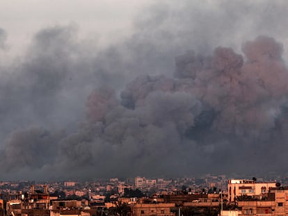 Humareda sobre la ciudad de Jan Yunis, en el sur de Gaza, tras un ataque israelí este martes.