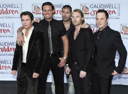 Stephen Gately, primero por la izquierda, junto a los demás integrantes del grupo Boyzone, en una imagen tomada en mayo de 2008 en un acto benéfico en Londres