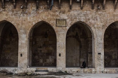 Los vecinos de Alepo vuelven a rezar en la Gran Mezquita de Alepo después de los combates, la semana pasada en Alepo