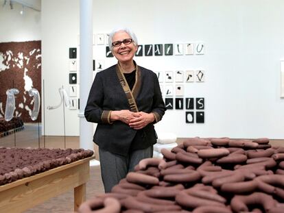 Anna Maria Maiolino en la Fundación Tàpies, junto a una de sus instalaciones de barro crudo.