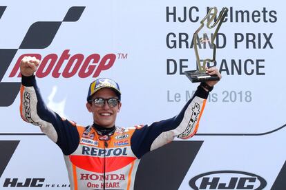 El español Marc Márquez y el italiano Francesco Bagnaia ganaron con autoridad en sus respectivas categorías del Gran Premio de Francia de MotoGP que se disputó en el circuito de Le Mans y en el que el también español Albert Arenas logró su primera victoria por la sanción impuesta al italiano Fabio di Giannantonio (Honda). En la imagen, Marc Márquez levanta el trofeo.