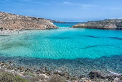 Esta playa de la isla italiana de Lampedusa, al sur de Sicilia, se ha colocado entre las diez mejores del mundo. La Isola dei Conegli es un islote de apenas 4,4 hectáreas en el centro de una bahía, y está separado por unos 30 metros de la costa. Su cercanía y unas profundidades que oscilan entre los 30 y 150 centímetros hace que sea posible llegar a ella a nado e incluso a pie. Según TripAdvisor, la mejor época del año para visitarlo es de mayo a septiembre.