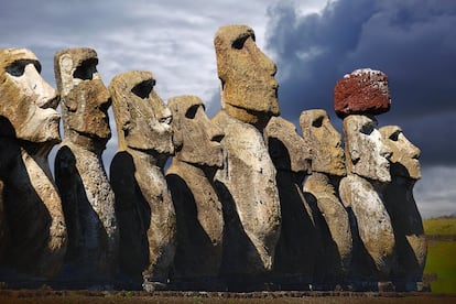 <a href="https://www.parquenacionalrapanui.cl/" target="">La Isla de Pascua</a> (Rapa Nui) es uno de los destinos más famosos y enigmáticos del mundo y también la isla habitada más lejana de tierra firme del mundo. Los enigmáticos moáis, grandes esculturas antropomórficas de toba volcánica, son su símbolo más característico, dispersos por toda la isla y colocados (en algún caso) sobre plataformas de piedra, en un escenario sobrenatural. Se cree que representan a los antepasados de los clanes, pero la gran pregunta sigue sin respuesta: ¿cómo se trasladaron estos gigantes desde el lugar donde fueron esculpidos hasta las plataformas donde se ubicaron? El debate entre especialistas continúa y mientras tanto siguen recibiendo visitantes, aunque su lejanía hace que la isla siga siendo un destino de ecoturismo en estado puro, pequeño y agradable; perfecto para ser recorrido a pie, en bicicleta o a caballo.
