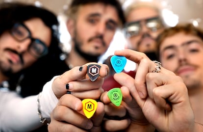 Púas de guitarra personalizadas con el logo del grupo.