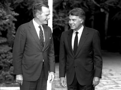 El presidente del Gobierno español, Felipe González y el ex presidente de los Estados Unidos, George Bush, poco antes de la entrevista que celebraron en el palacio de la Moncloa, 20 de septiembre de 1994.