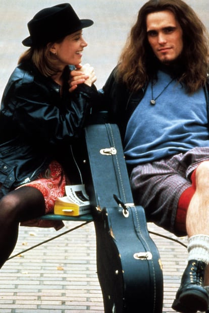 Madonna y el grunge. Si Kurt Cobain, líder de Nirvana, aseguró que la primera película de Dillon, En el abismo, había influido en su música, Solteros (1992), la carta de amor de Cameron Crowe al grunge, se convirtió en perfecta radiografía de la Generación X. Dillon, como rockero en Seattle (en la imagen junto a Bridget Fonda en una de las imágenes de la película), toca al frente de la ficticia banda Citizen Dick, con miembros de Pearl Jam. Melómano, el actor, que colecciona vinilos, ha colaborado en videoclips de The Pogues y Madonna, con la que coincidió en el musical Noches de Broadway (1989); en 2016 puso voz al leopardo que toca la guitarra en la animada Rock Dog, y ha dirigido El gran Fellove, documental sobre el músico cubano Francisco Fellove.