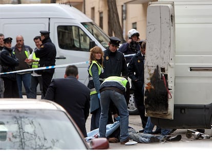 La policía investiga el lugar de la explosión junto al cuerpo del hombre que falleció.