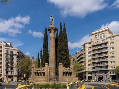 A la cruïlla del passeig de Sant Joan amb la Diagonal, al bell mig de tot, es troba el monument a mossèn Jacint Verdaguer.