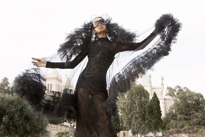 Capa de tul y vestido-body de encaje, de Nebolous x Aziz Ben Abdallah. Al fondo, la catedral de San Luis, desacralizada en los años sesenta, que ocupa el lugar del antiguo templo fenicio de Eshmun en la colina de Birsa.