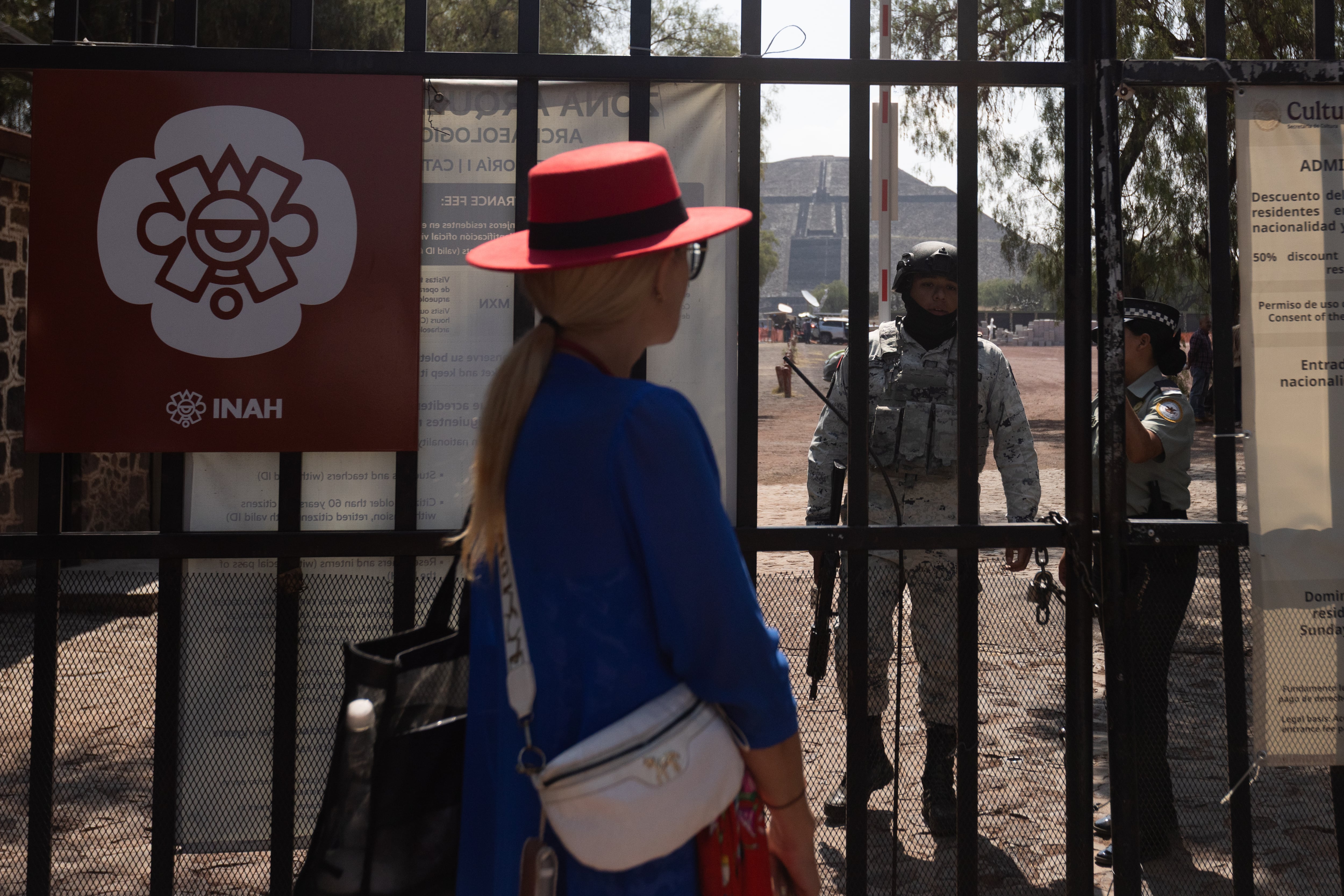 Una turista espera para entrar al sitio arqueológico. 