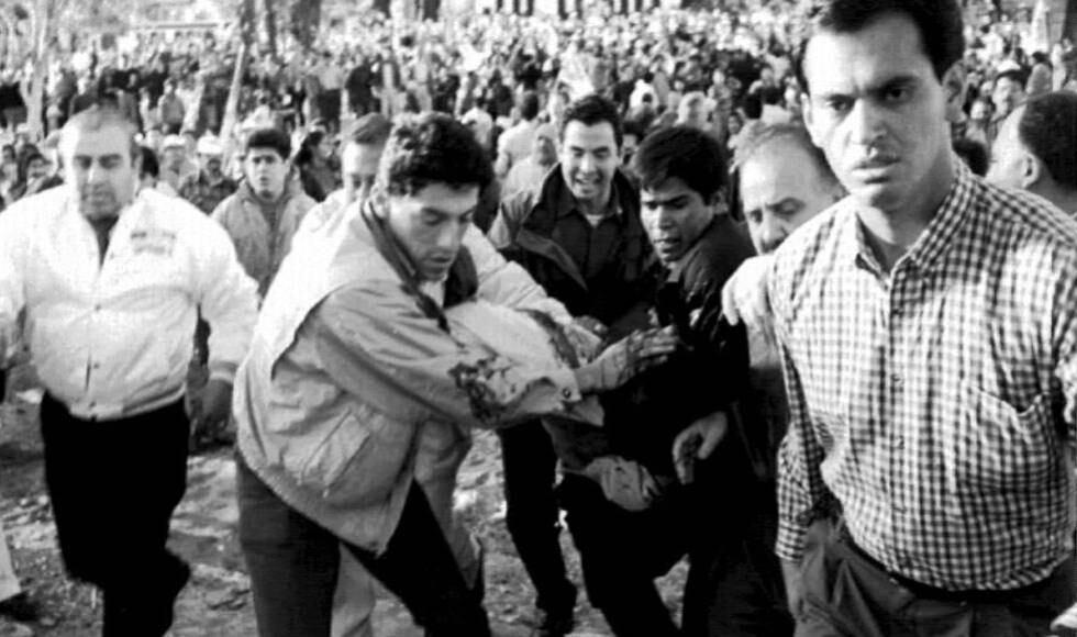 Luis Donaldo Colosio es auxiliado tras recibir dos disparos, en la colonia Lomas Taurinas de Tijuana (Estado de Baja California).