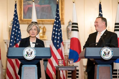 El secretario de Estado, Mike Pompeo, con su homóloga surcoreana, Kang Kyung-wha, este viernes en Washington