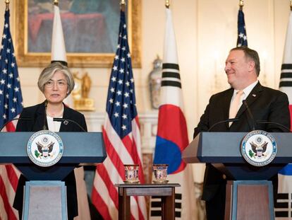 El secretario de Estado, Mike Pompeo, con su homóloga surcoreana, Kang Kyung-wha, este viernes en Washington