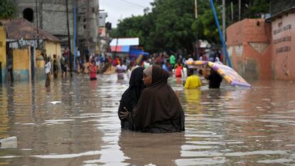 En Somalia, más de 200.000 personas han sido desalojadas forzosamente en lo que va de año; casi el doble que en el período de 2017. La sequía de 2017 junto con las inundaciones de 2018 han provocado una migración masiva hacia las ciudades. En la imagen, dos mujeres caminan por una calle inundada en Mogadishu, el 20 de mayo de 2018, tras fuertes lluvias que inundaron la capital.