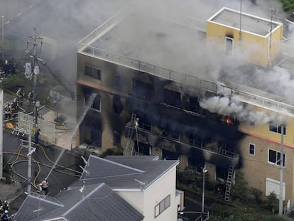 Os bombeiros trabalham no incêndio no edifício da Kyoto Animation.