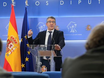 El portavoz del PSOE en el Congreso, Patxi López, durante la rueda de prensa tras la reunión de la Mesa del Congreso este martes.