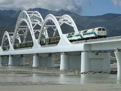 El tren que une Lasha y Pekín cruza un puente en Tibet durante su primer viaje del pasado 1 de julio.