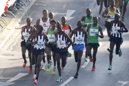 Gebrselassie, a la izquierda, y Makau, ambos de verde, ayer durante el maratón de Berlín.