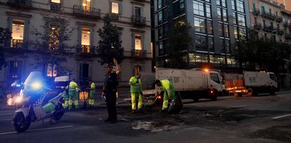 Operarios trabajan en la limpieza del centro de Barcelona este miércoles.