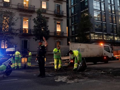 Operarios trabajan en la limpieza del centro de Barcelona este miércoles.