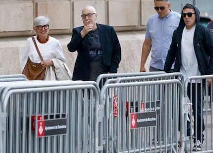 Josep Maria Mainat llega al tribunal acompañado por su hijo Pol Mainat.