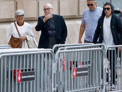 Josep Maria Mainat llega al tribunal acompañado por su hijo Pol Mainat.