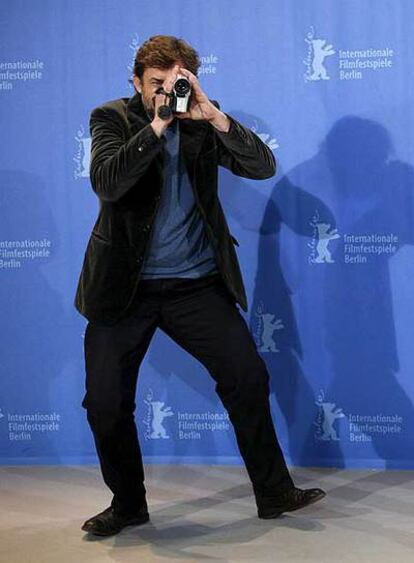 El actor y director Nanni Moretti, bromeando ante los fotógrafos en Berlín.