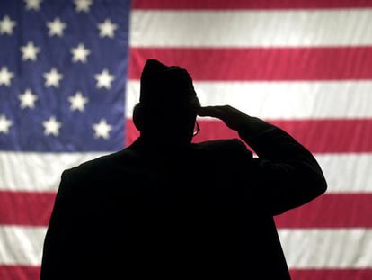 Un veterano de la guerra de Vietnam saluda a la bandera de EE UU durante un acto celebrado en Nueva York.
