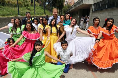 Los alumnos homenajearon al hijo menor del rey Carlos III y a su mujer con unas canciones y les entregaron varios regalos. Por un lado, unos ponchos para ellos, y por otro, muñecos para sus dos hijos, Archie y Lilibet, así como cartas manuscritas. 