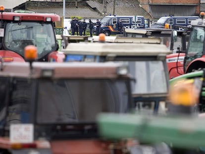 Tractores en la explanada de Salgueiriños, sin incidentes.