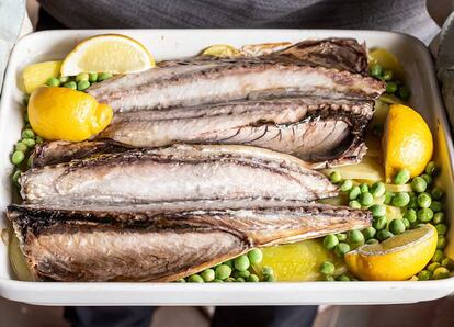 Caballa al horno con patatas y guisantes COMIDISTA