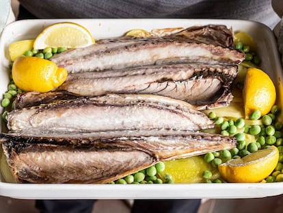 Caballa al horno con patatas y guisantes