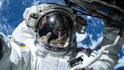 Astronauta de la NASA en el espacio