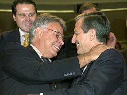 Felipe González y Adolfo Suárez se abrazan tras encontrarse en el salón de plenos del Congreso ayer.