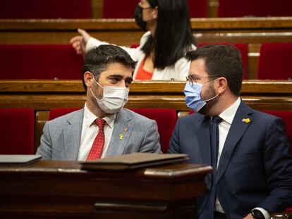El presidente de la Generalitat, Pere Aragonès (derecha), y el vicepresidente, Jordi Puigneró, ayer en el parlamento de Cataluña.
