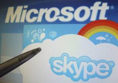 Skype, que fue adquirido por Microsoft el 13 de octubre de 2011 por 8.500 millones de dlares, haba visto durante los ltimos a?os cmo perda terreno ante su mayor rival, Google Hangout que, entre otras cosas, s ofreca de forma gratuita las videoconferencias en grupo y la opcin de compartir pantalla. EFE/Archivo